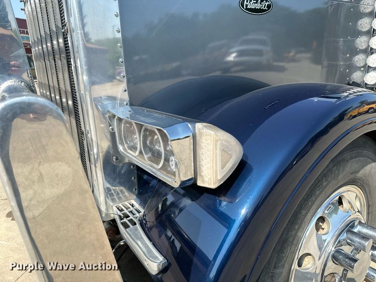 image for item EB2601 2000 Peterbilt 379 semi truck