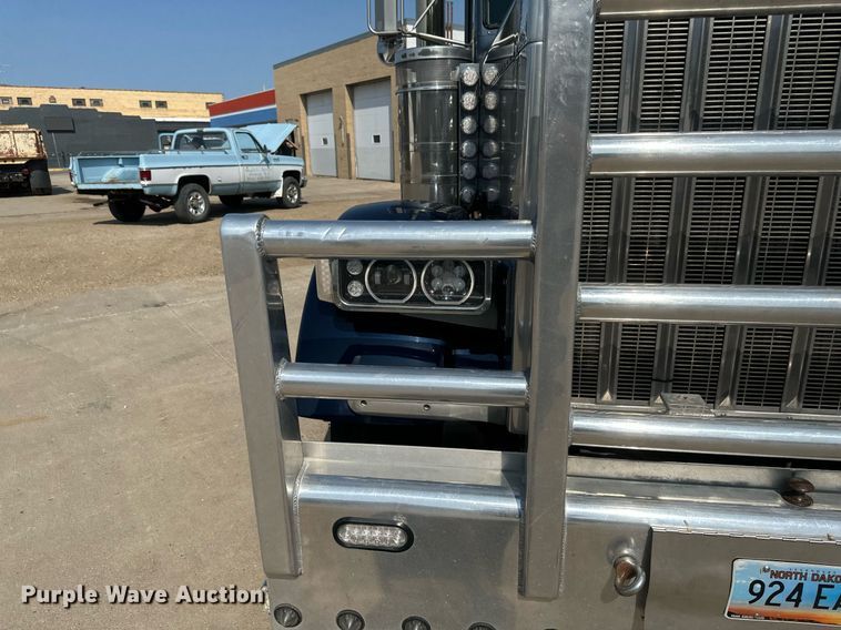 image for item EB2601 2000 Peterbilt 379 semi truck