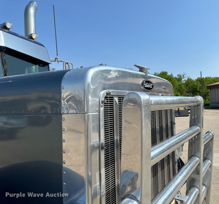 image for item EB2601 2000 Peterbilt 379 semi truck
