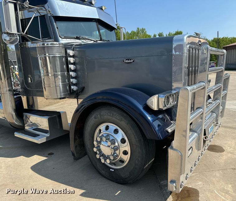 image for item EB2601 2000 Peterbilt 379 semi truck