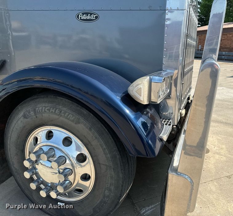 image for item EB2601 2000 Peterbilt 379 semi truck