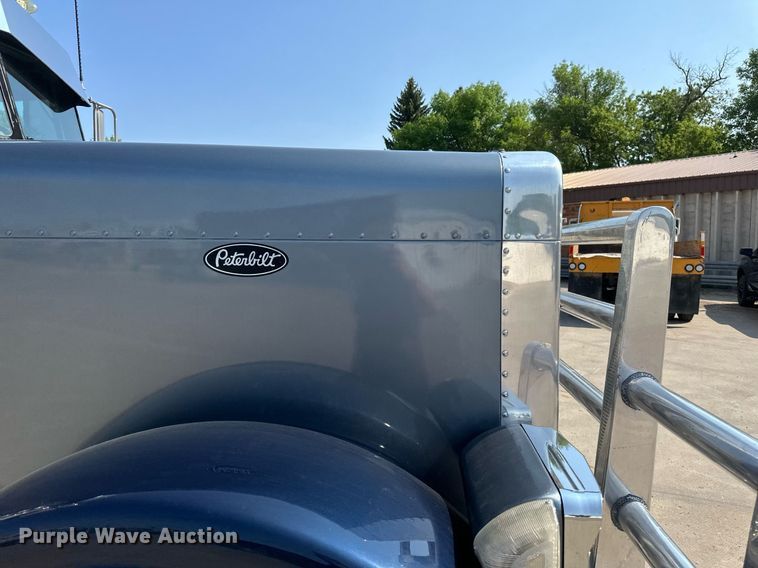 image for item EB2601 2000 Peterbilt 379 semi truck