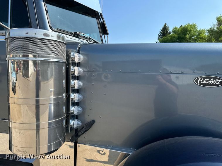 image for item EB2601 2000 Peterbilt 379 semi truck