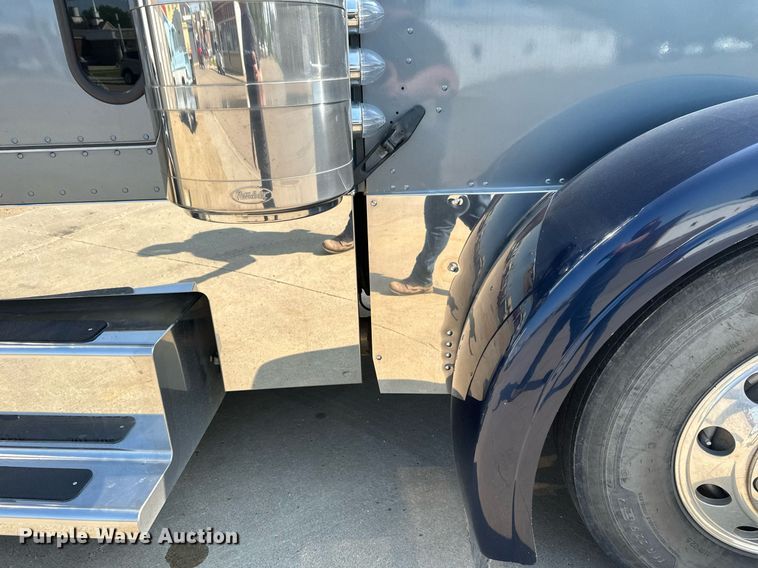 image for item EB2601 2000 Peterbilt 379 semi truck