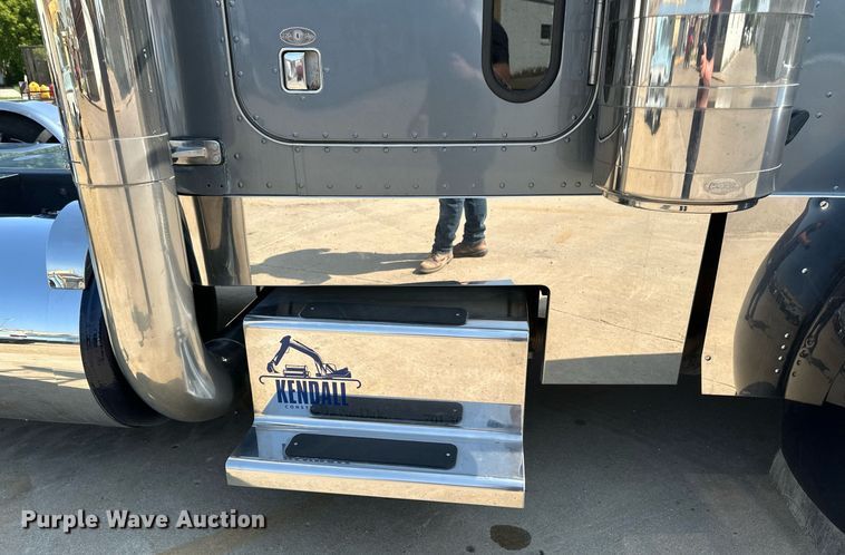image for item EB2601 2000 Peterbilt 379 semi truck