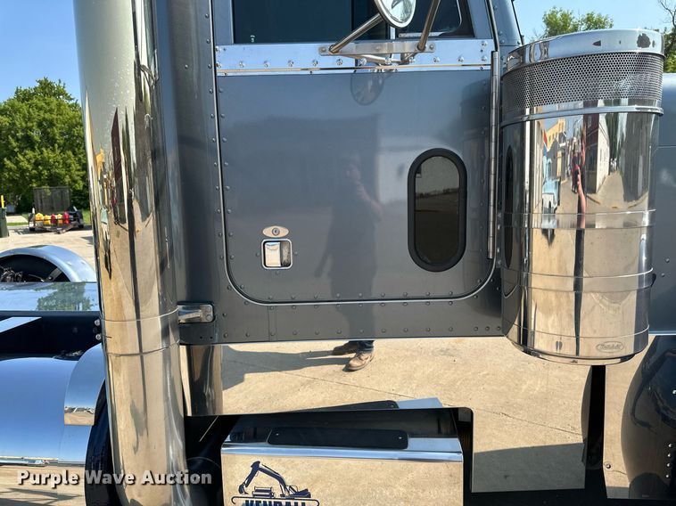 image for item EB2601 2000 Peterbilt 379 semi truck