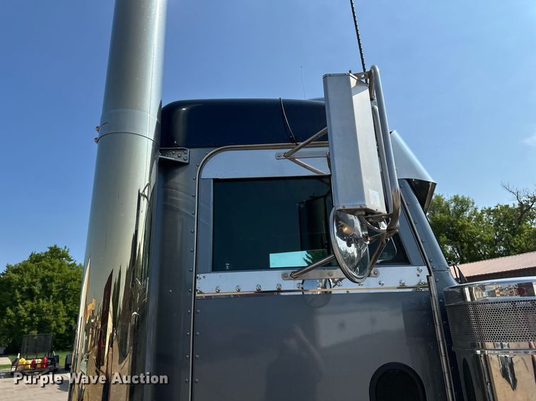 image for item EB2601 2000 Peterbilt 379 semi truck