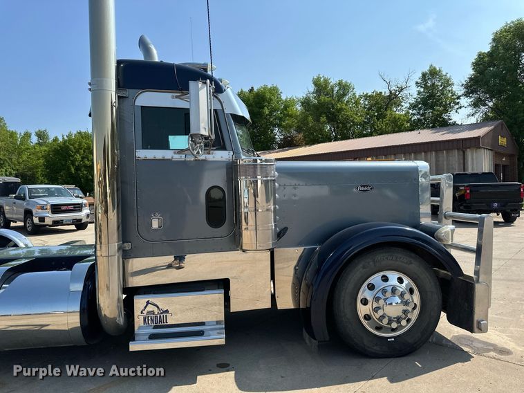 image for item EB2601 2000 Peterbilt 379 semi truck