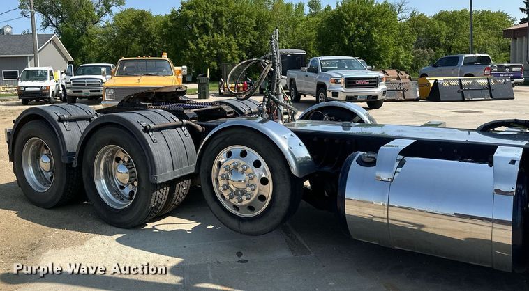 image for item EB2601 2000 Peterbilt 379 semi truck