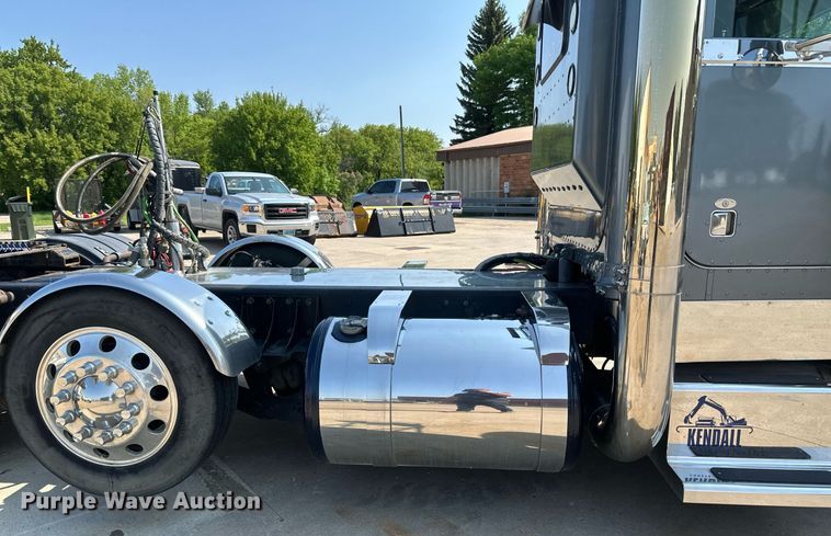 image for item EB2601 2000 Peterbilt 379 semi truck