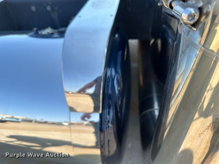 image for item EB2601 2000 Peterbilt 379 semi truck