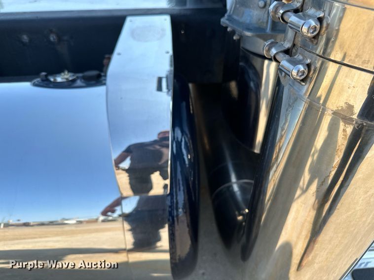 image for item EB2601 2000 Peterbilt 379 semi truck