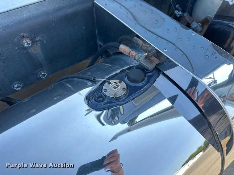 image for item EB2601 2000 Peterbilt 379 semi truck