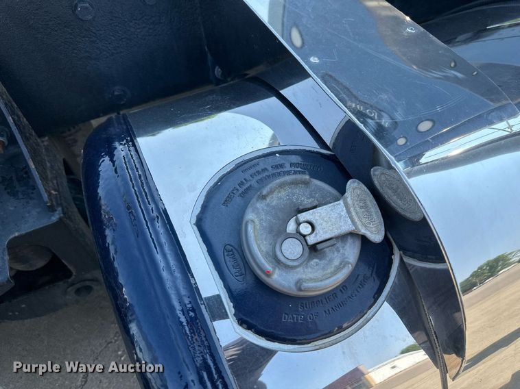 image for item EB2601 2000 Peterbilt 379 semi truck