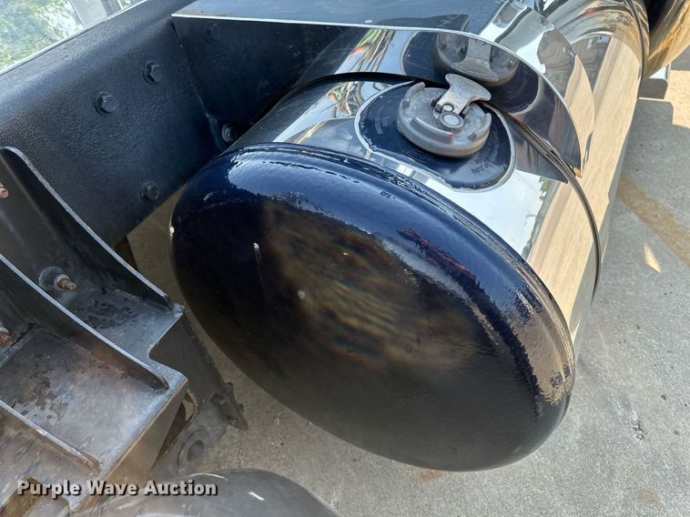 image for item EB2601 2000 Peterbilt 379 semi truck