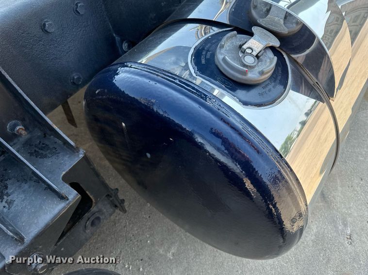 image for item EB2601 2000 Peterbilt 379 semi truck