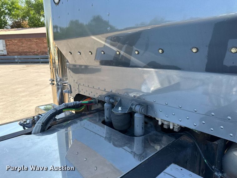 image for item EB2601 2000 Peterbilt 379 semi truck