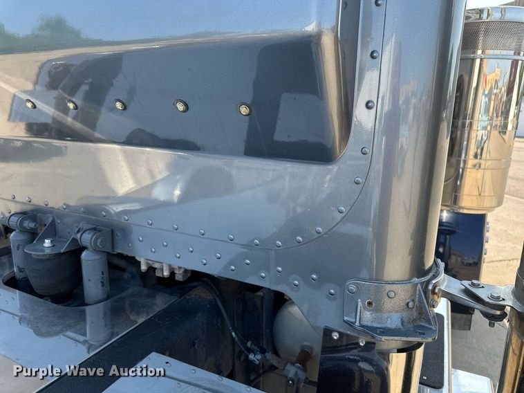 image for item EB2601 2000 Peterbilt 379 semi truck