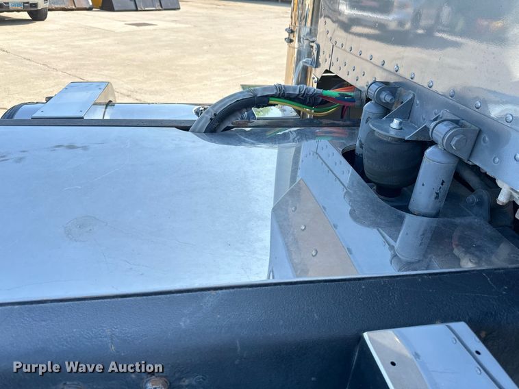 image for item EB2601 2000 Peterbilt 379 semi truck