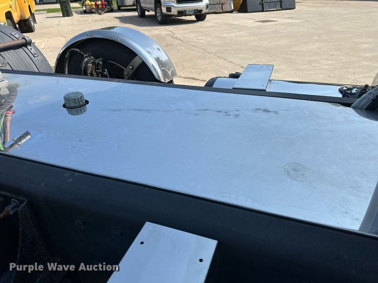 image for item EB2601 2000 Peterbilt 379 semi truck