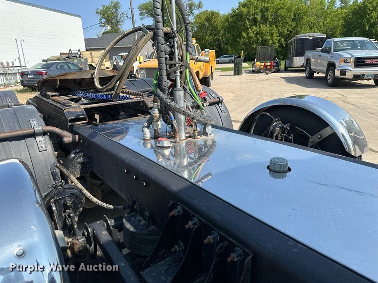 image for item EB2601 2000 Peterbilt 379 semi truck