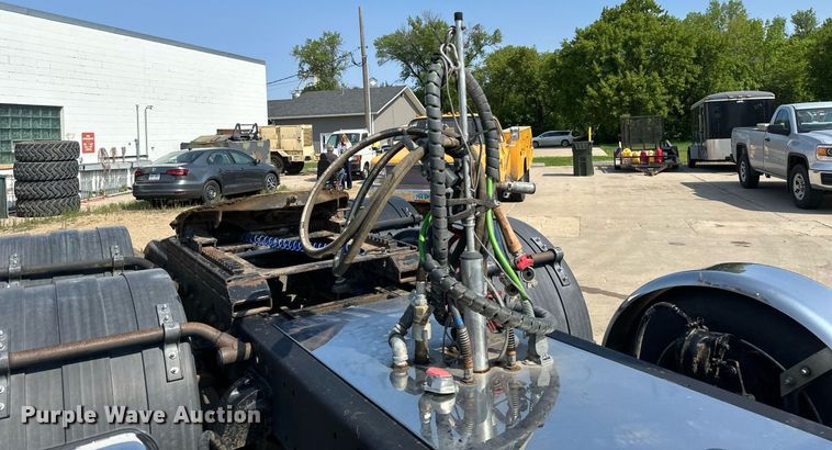 image for item EB2601 2000 Peterbilt 379 semi truck