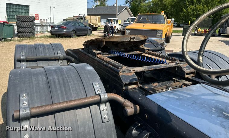 image for item EB2601 2000 Peterbilt 379 semi truck