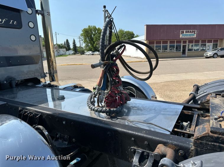 image for item EB2601 2000 Peterbilt 379 semi truck