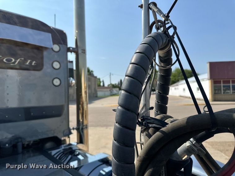 image for item EB2601 2000 Peterbilt 379 semi truck