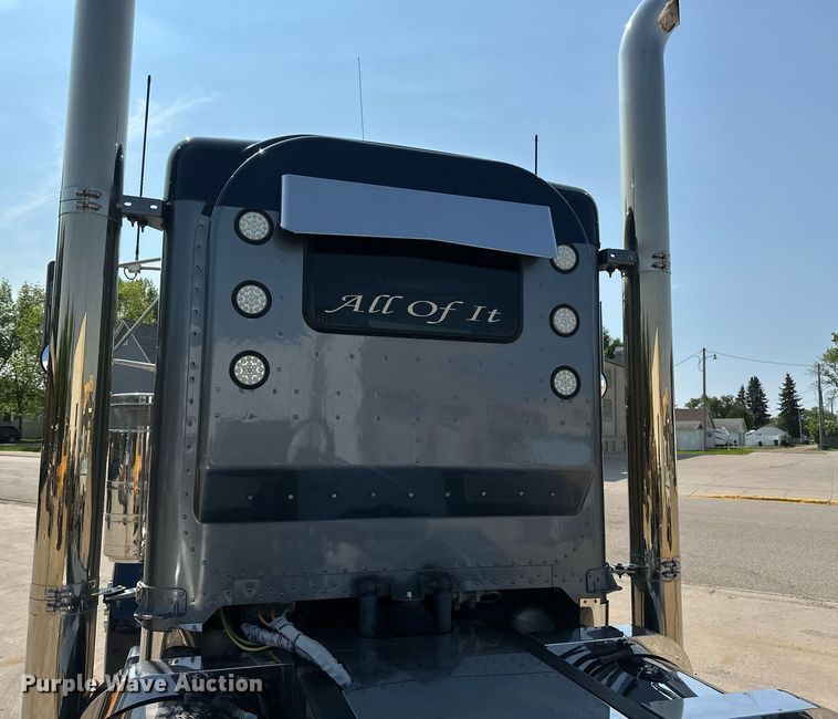 image for item EB2601 2000 Peterbilt 379 semi truck