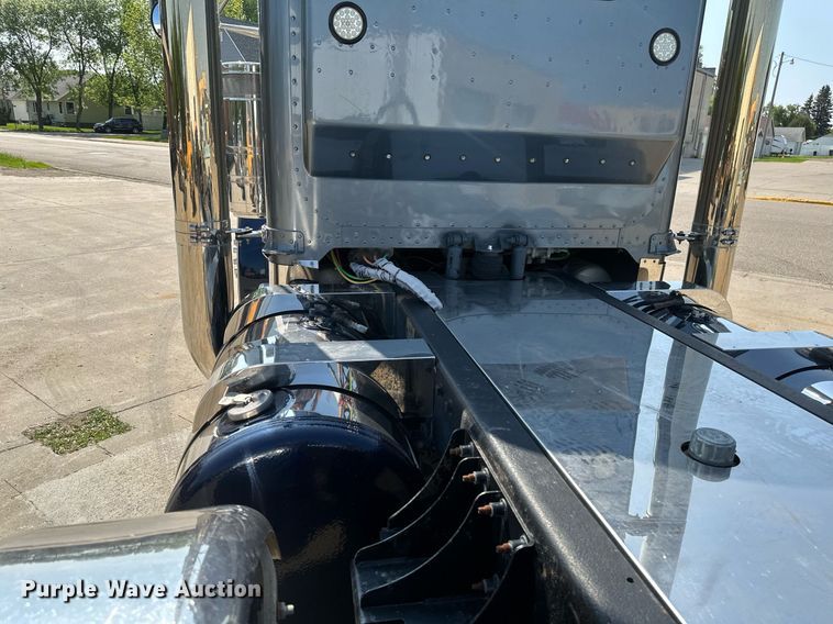 image for item EB2601 2000 Peterbilt 379 semi truck