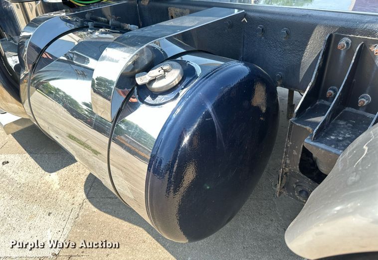 image for item EB2601 2000 Peterbilt 379 semi truck