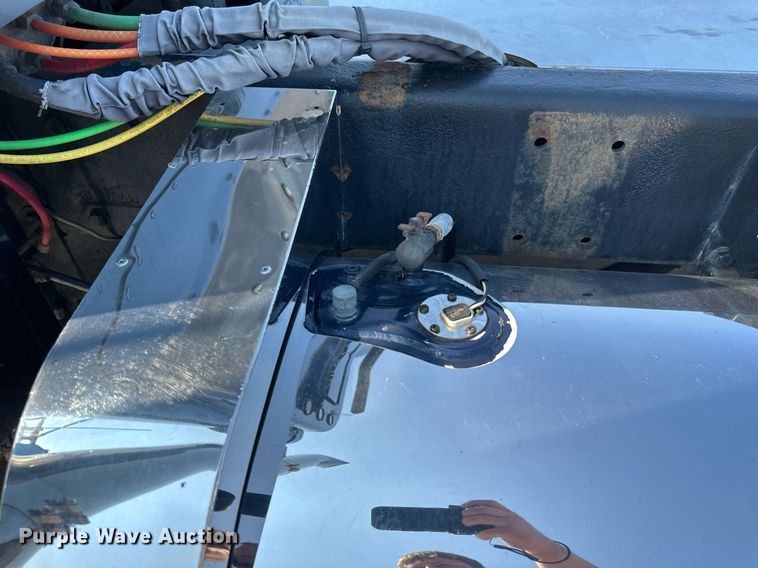 image for item EB2601 2000 Peterbilt 379 semi truck