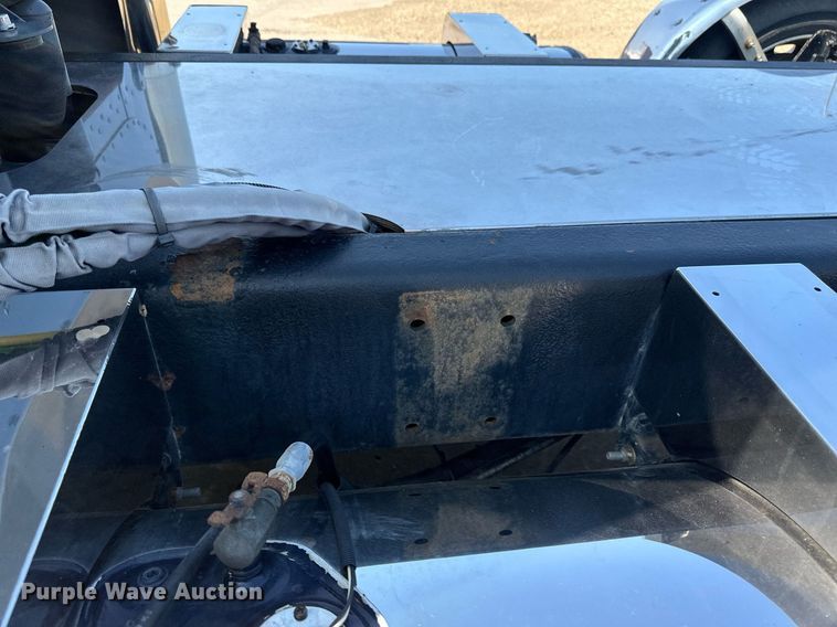 image for item EB2601 2000 Peterbilt 379 semi truck