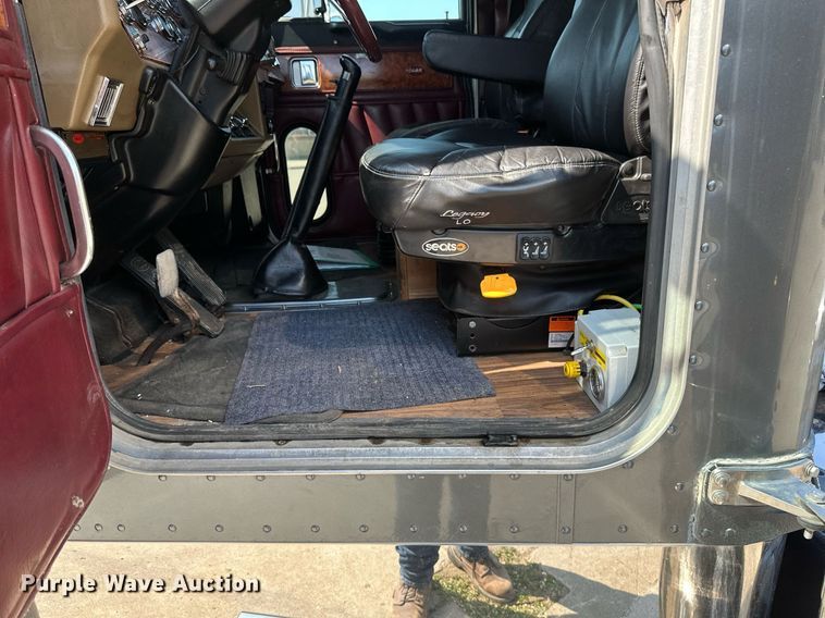 image for item EB2601 2000 Peterbilt 379 semi truck