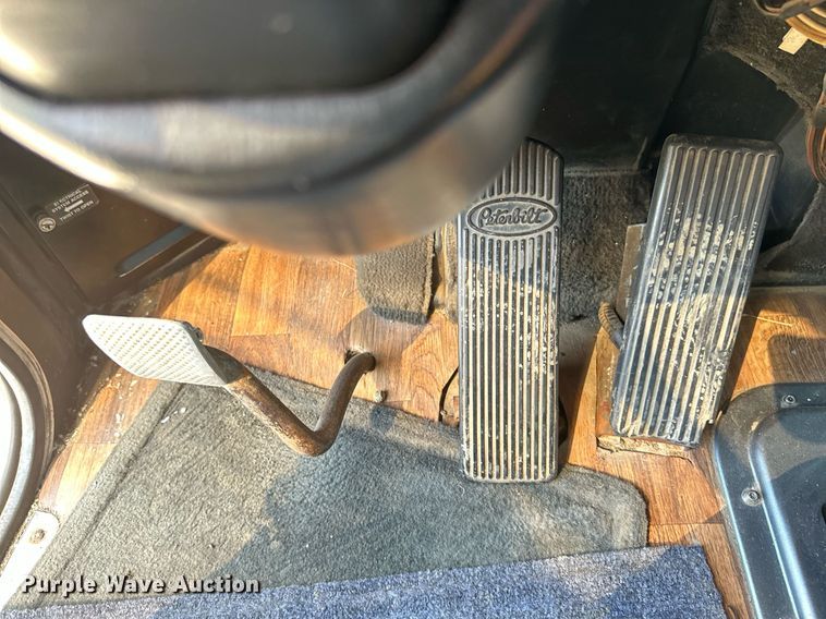 image for item EB2601 2000 Peterbilt 379 semi truck