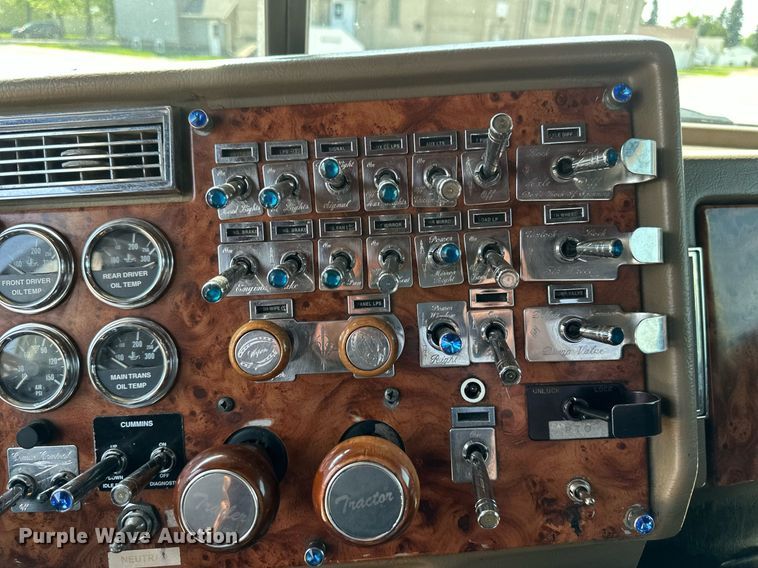 image for item EB2601 2000 Peterbilt 379 semi truck