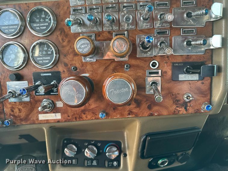 image for item EB2601 2000 Peterbilt 379 semi truck