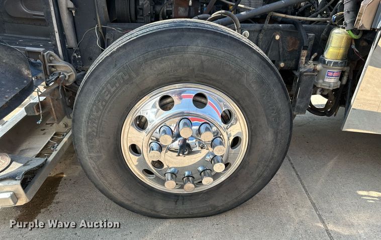 image for item EB2601 2000 Peterbilt 379 semi truck