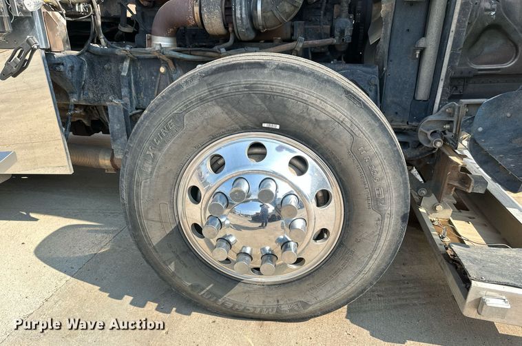 image for item EB2601 2000 Peterbilt 379 semi truck