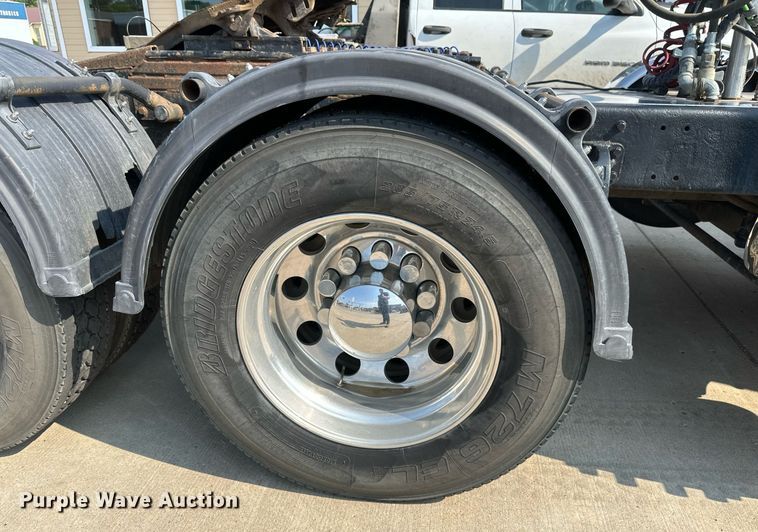 image for item EB2601 2000 Peterbilt 379 semi truck