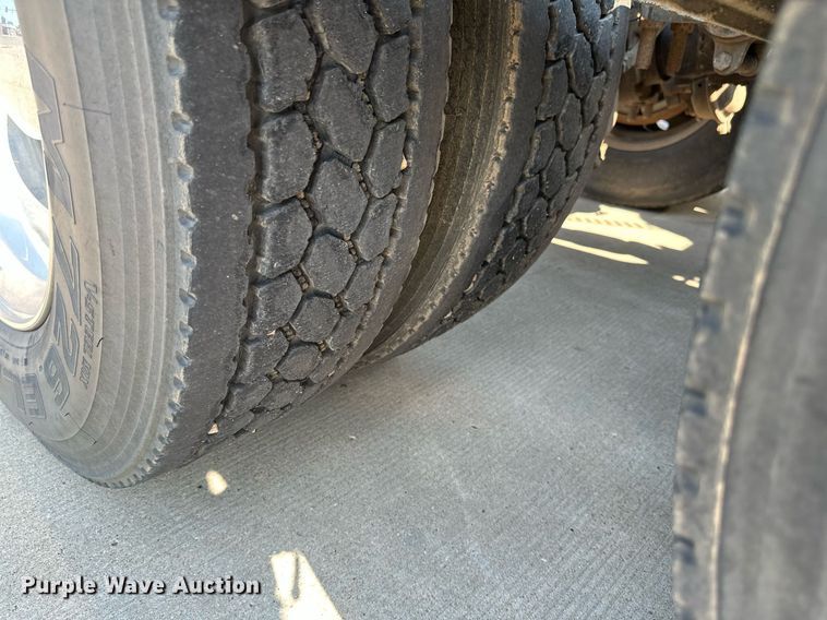 image for item EB2601 2000 Peterbilt 379 semi truck