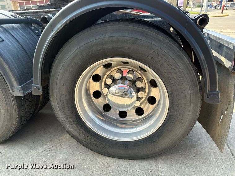 image for item EB2601 2000 Peterbilt 379 semi truck