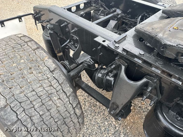 image for item EC3647 2020 International LT625 semi truck