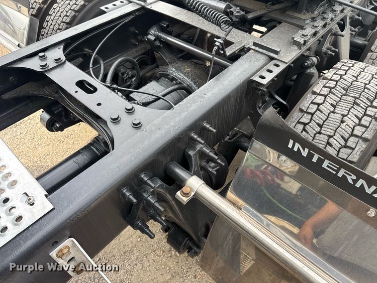 image for item EC3649 2020 International LT625 semi truck