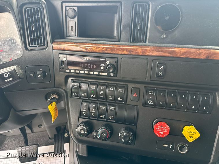 image for item EC3649 2020 International LT625 semi truck