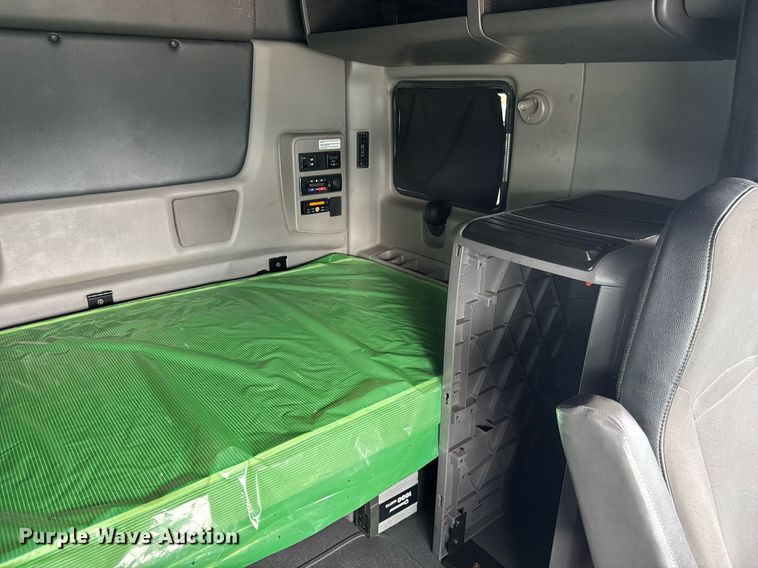 image for item EC3649 2020 International LT625 semi truck