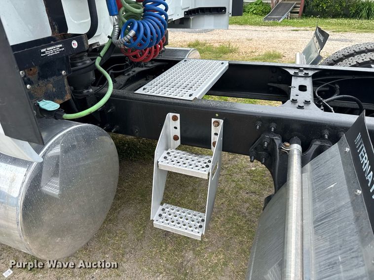 image for item EC3651 2019 International LT625 semi truck