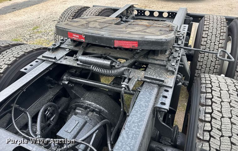 image for item EC3651 2019 International LT625 semi truck