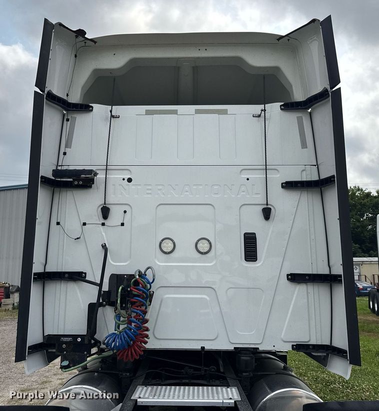 image for item EC3651 2019 International LT625 semi truck